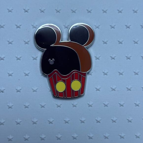 Disney Parks 2025 Hidden Mickey Wave B Pin Cupcake Mickey Mouse - Picture 1 of 2